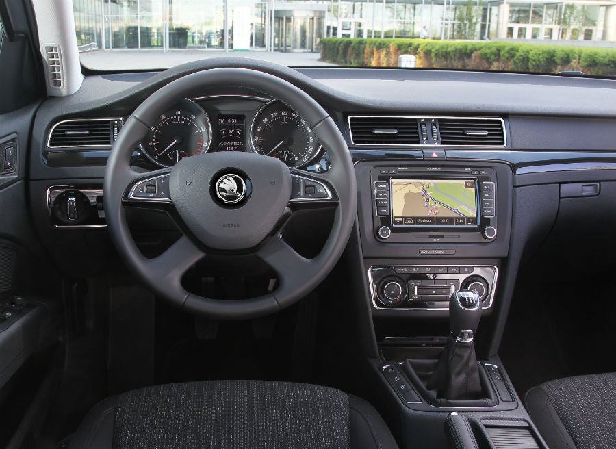 Skoda Superb El diseño interior del nuevo Skoda Superb recuerda claramente al de los últimos modelos de la marca checa.
