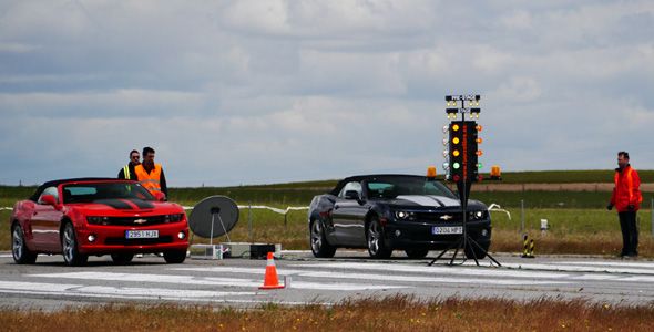 Dos Chevrolet Camaro, un cuarto de milla y mucha tradición deportiva Dos Chevrolet Camaro, un cuarto de milla y mucha tradición deportiva