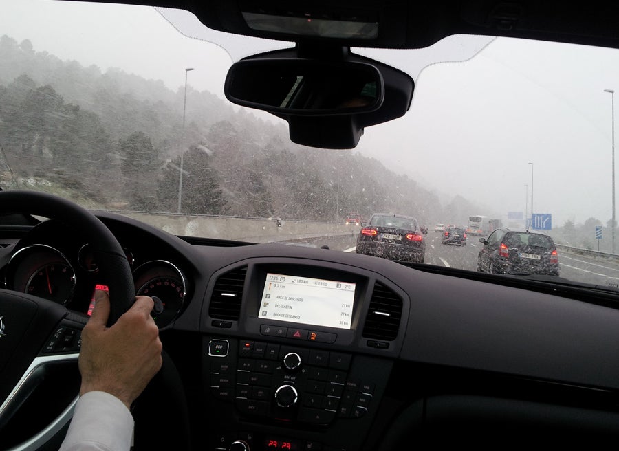 Con granizo, mantén la calma y reduce la velocidad.