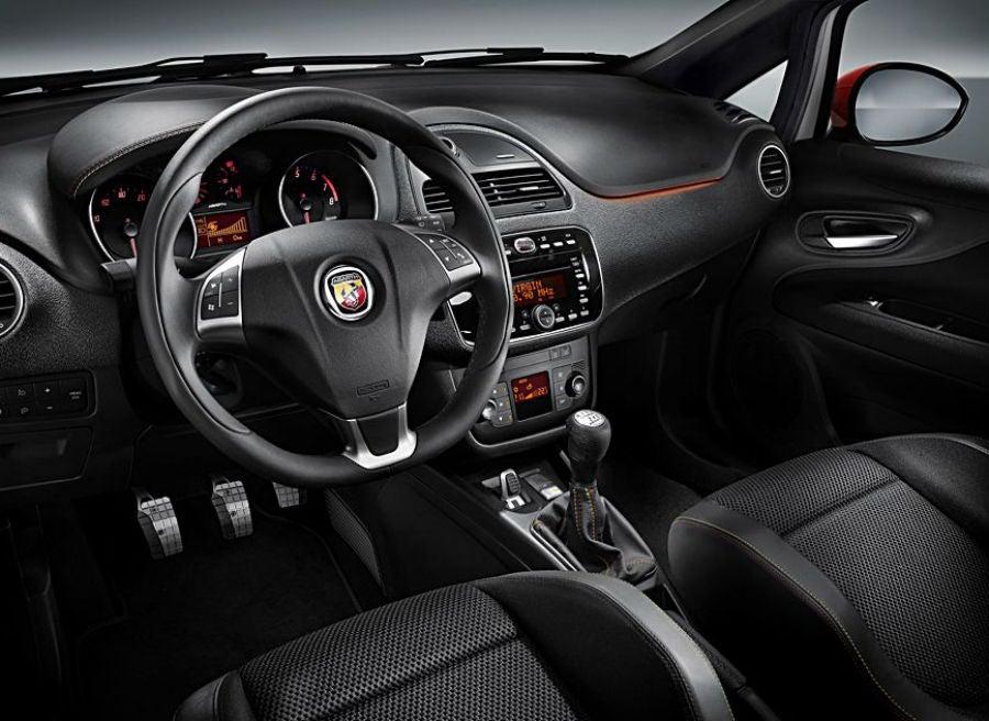 Abarth Punto Evo La sola presencia del logotipo de Abarth en el volante del Punto ya "incita a la violencia".