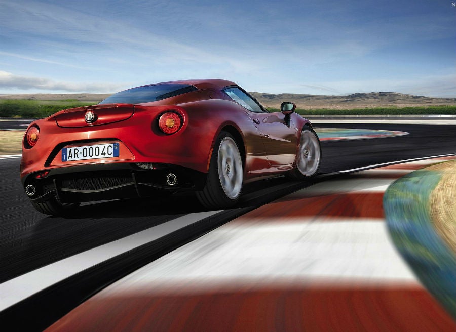 Alfa Romeo 4C El Alfa Romeo 4C encuentra en los circuitos su hábitat natural.