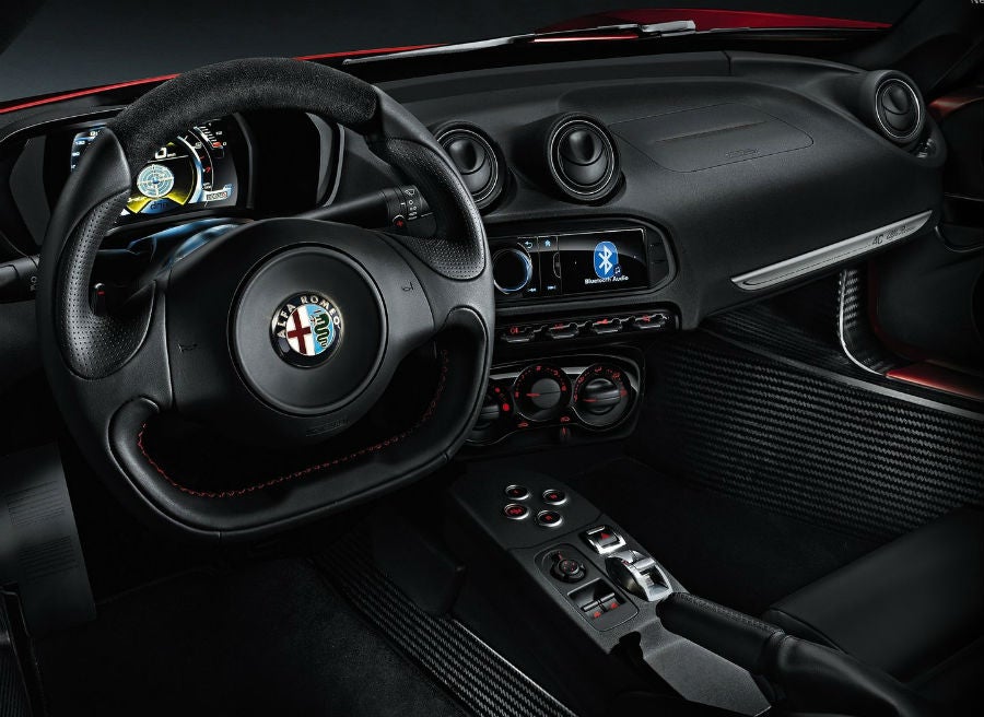 Alfa Romeo 4C El interior del Alfa Romeo 4C conserva la esencia deportiva de su exterior.