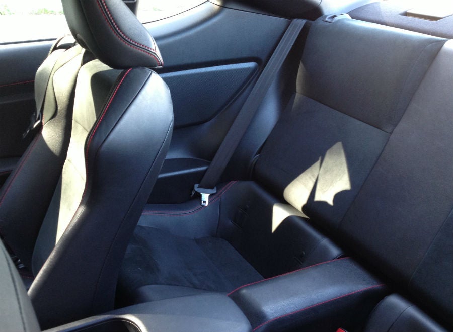 Toyota GT86 Si mides más de 1,60, olvídate de viajar en las plazas traseras del Toyota GT86.