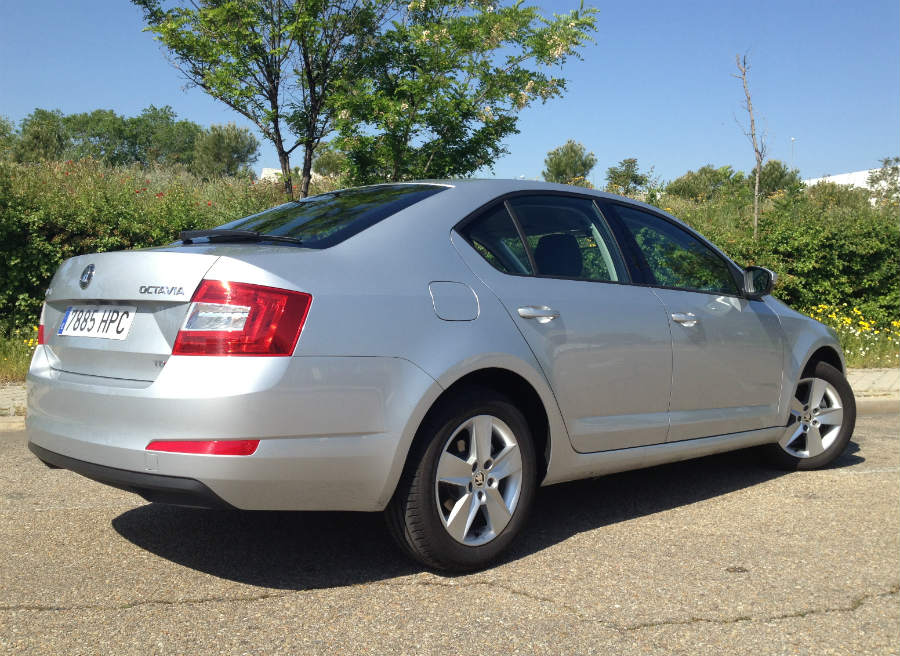 Skoda Octavia A pesar de haber actualizado su imagen, la línea del nuevo Octavia sigue contando con la sobriedad típica de la marca.