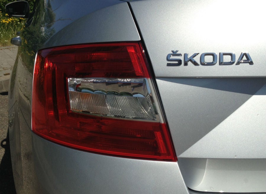 Skoda Octavia Las nuevas ópticas traseras en forma de "C" forman parte del nuevo lenguaje de diseño de Skoda.