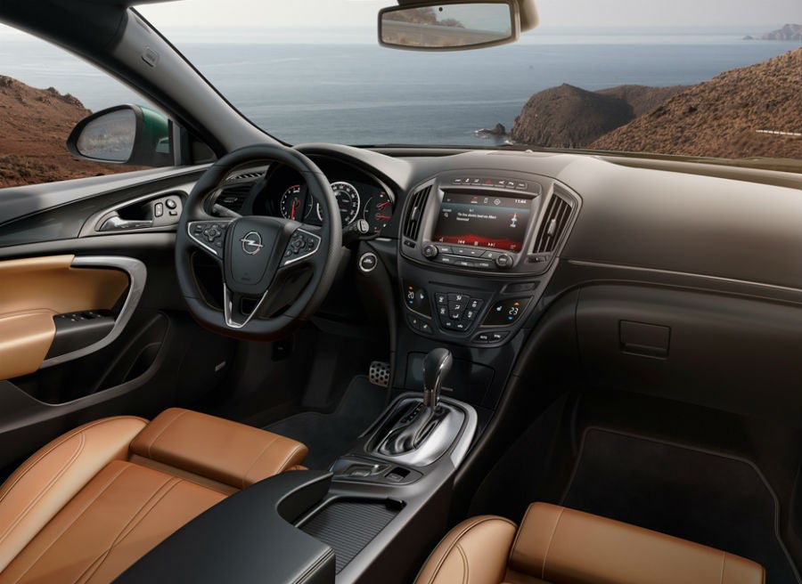 Opel Insignia El interior del Opel Insignia se renueva, incorporando una nueva consola central entre otros elementos.