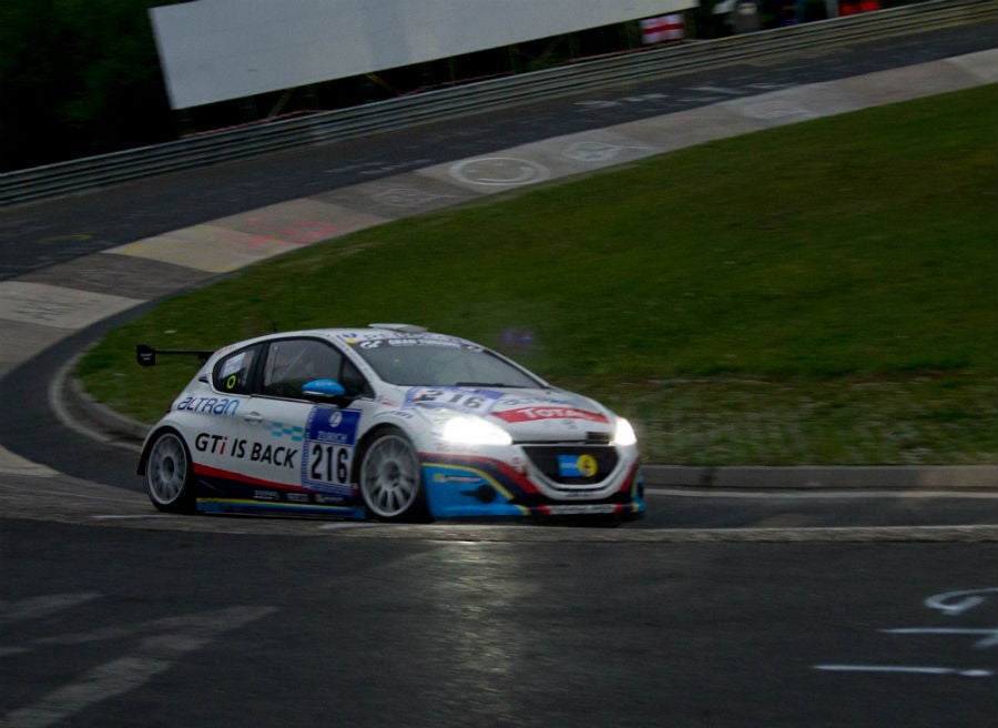 Peugeot 208 GTi Nurburgring El Peugeot 208 GTi afrontando una de las curvas más míticas del antiguo Nürburgring, el Karussell.
