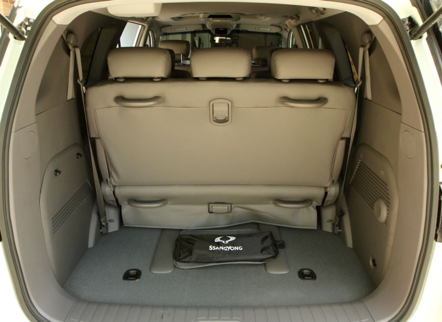 SsangYong Rodius La capacidad del maletero del Rodius es de 875 litros aún con todos los asientos habilitados.
