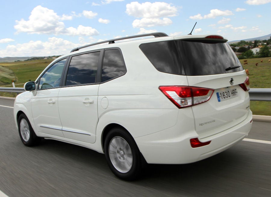 SsangYong Rodius Sorprende la ausencia de una puerta corredera para acceder a la segunda y tercera filas de asientos.