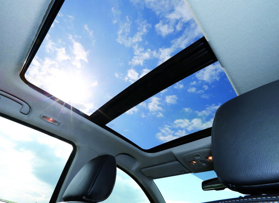 Suzuki SX4 S-Cross El Suzuki SX4 S-Cross ofrece un nuevo techo solar de doble hoja deslizante.