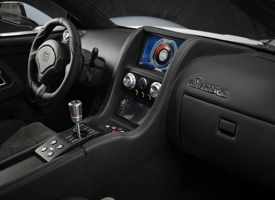Vencer Sarthe Para los más puristas será un auténtico placer ver un deportivo de estas características con tres pedales y cambio manual.