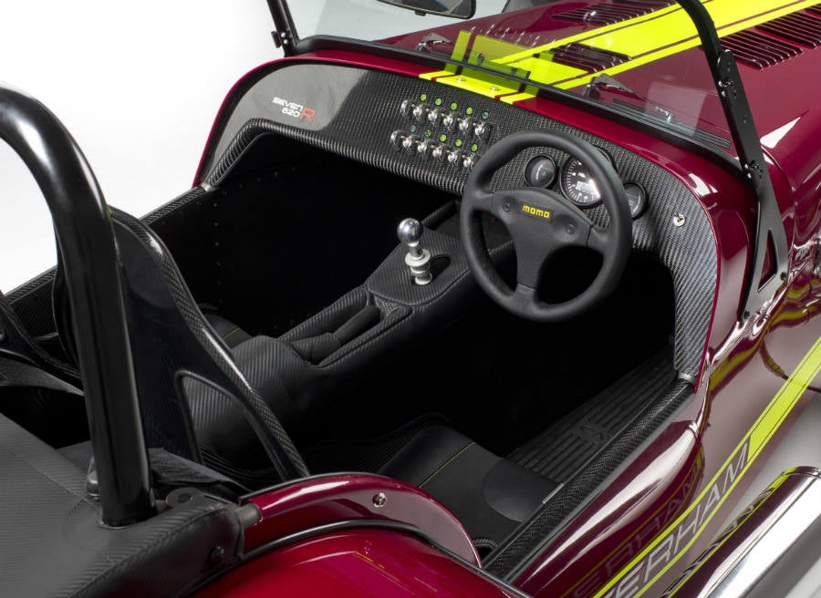 Caterham 620R Fibra de carbono y un volante de carreras son las señas de identidad del interior del Caterham 620R.