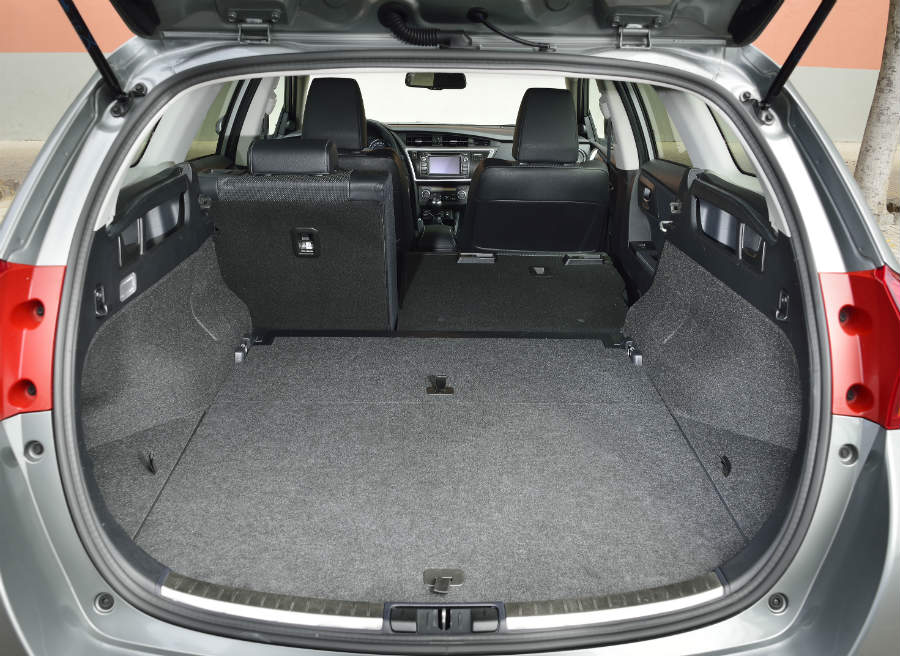 Toyota Auris Touring Sports El sistema Easy Flat permite abatir los asientos traseros con un solo movimiento. Un acierto, sin duda.