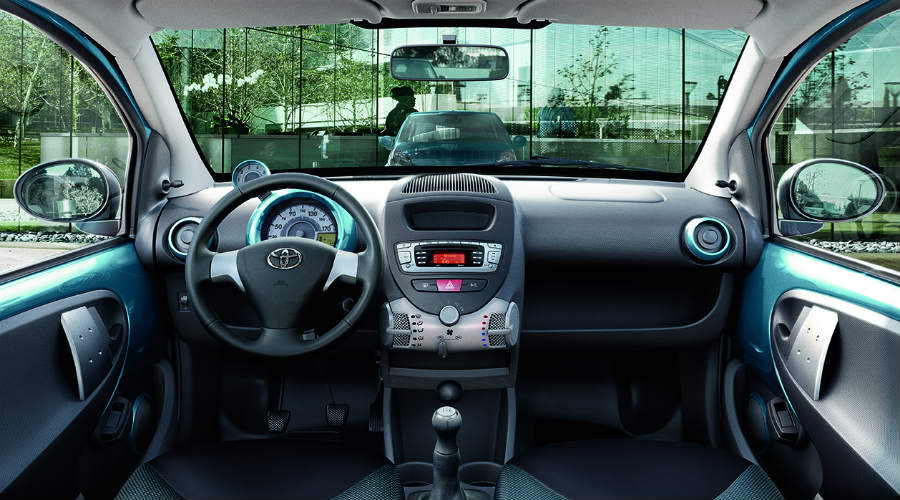 Toyota Aygo Cool Soda El interior del Toyota Aygo Cool Soda cuenta con inserciones de mismo color que la carrocería.