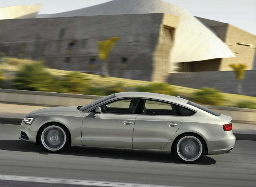 Audi A5 Tanto al versión Sportback de cinco puertas como la Coupé, de tres, se benefician de esta Advance Edition.