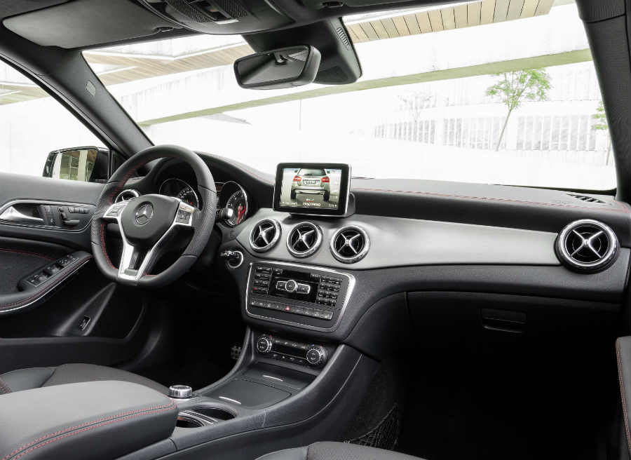 Mercedes GLA El interior del Mercedes GLA sigue la línea marcada por la marca alemana en sus últimos lanzamientos.