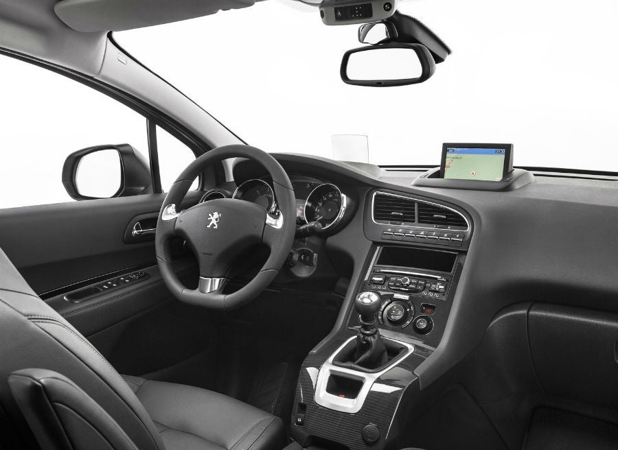 Peugeot 5008 El Peugeot 5008 ofrece un nuevo sistema de Head-Up Display.
