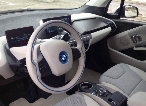 BMW i3 El interior del BMW i3 difiere bastante del resto de los modelos de la marca alemana.