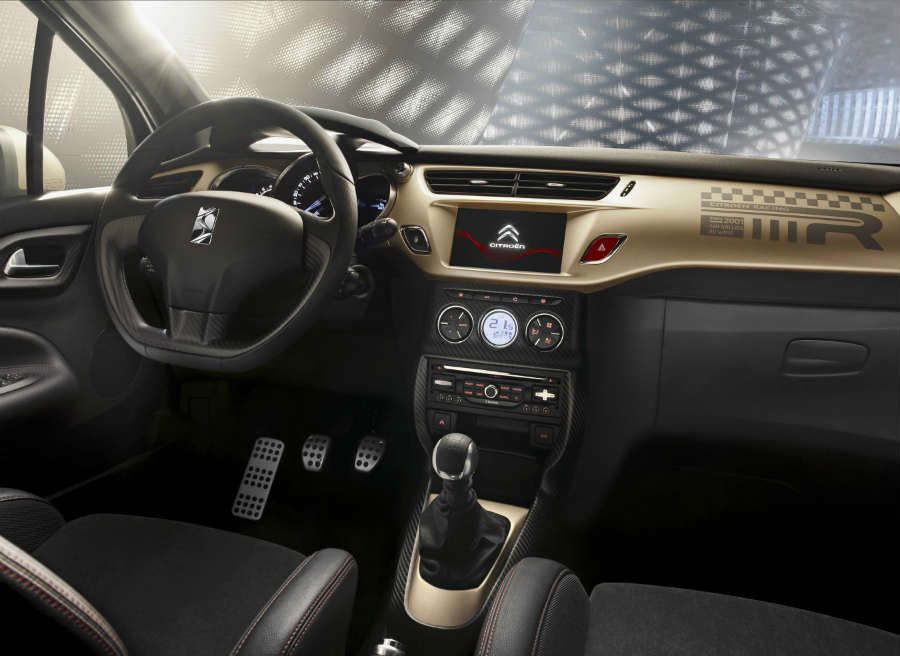 Citroen DS3 Gold Edition El interior del Citroën DS3 Racing Gold Mat también cuenta con el tono dorado mate presente en el techo.