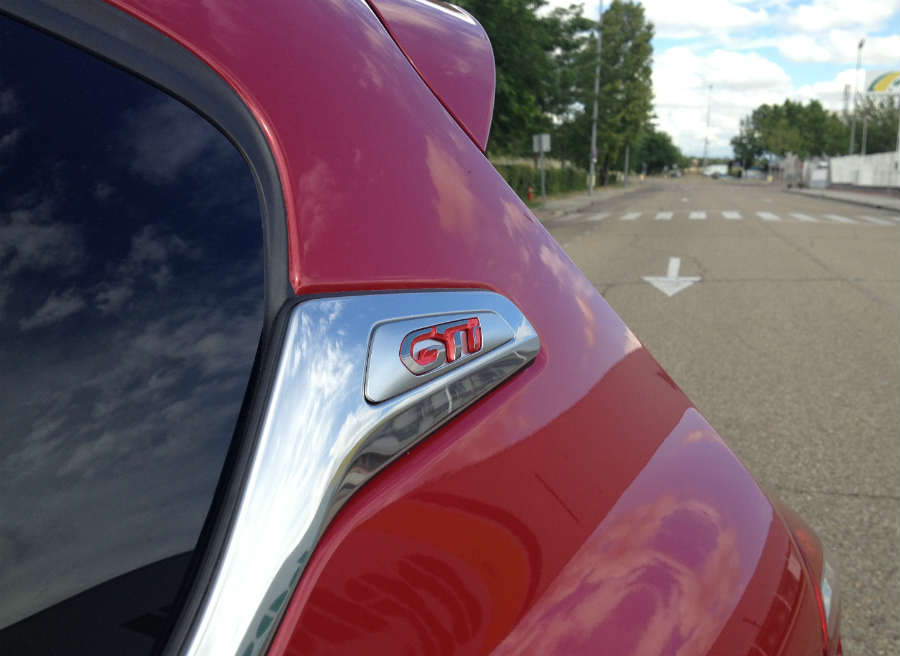 Peugeot 208 GTi El logotipo GTi aparece bien visible justo detrás de las ventanas traseras.