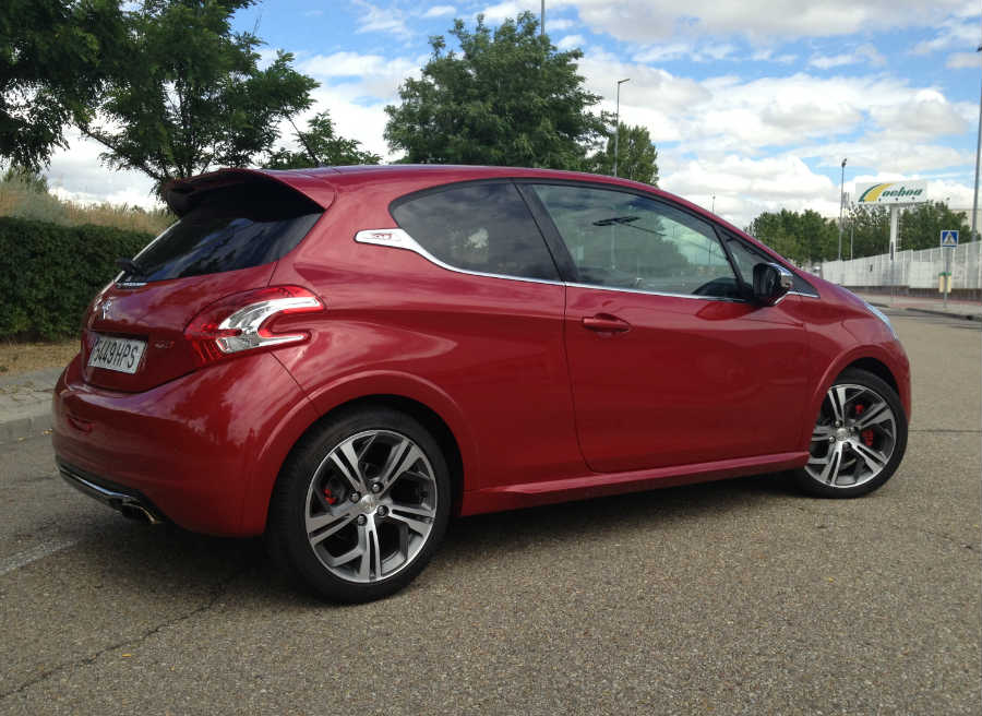 Peugeot 208 GTi El Peugeot 208 GTi es la versión más deportiva del utilitario francés.