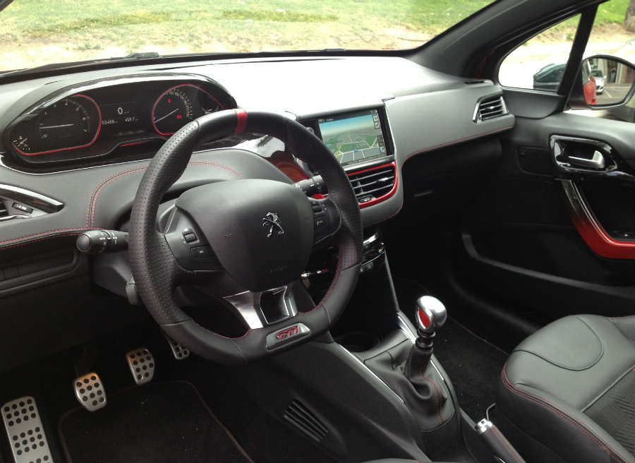 Peugeot 208 GTi El diseño interior del Peugeot 208 GTi es tan acertado o más que el exterior.