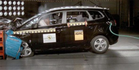 Kia Carens y Qoros 3 Sedan, cinco estrellas EuroNCAP Kia Carens y Qoros 3 Sedan, cinco estrellas EuroNCAP