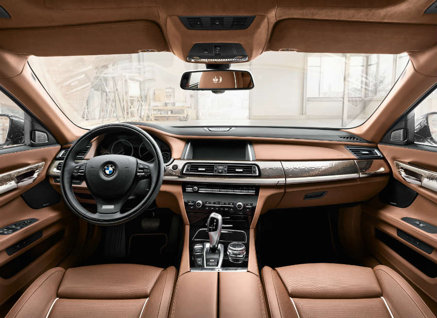 BMW Individual 760Li Sterling Robbe & Berking El interior del BMW Individual 760Li Sterling Robbe & Berking también presente detalles distintivos.