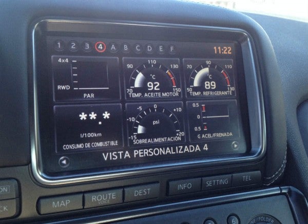 Nissan GTR La pantalla del Nissan GT-R muestra todos los datos de rendimiento que te puedas imaginar.