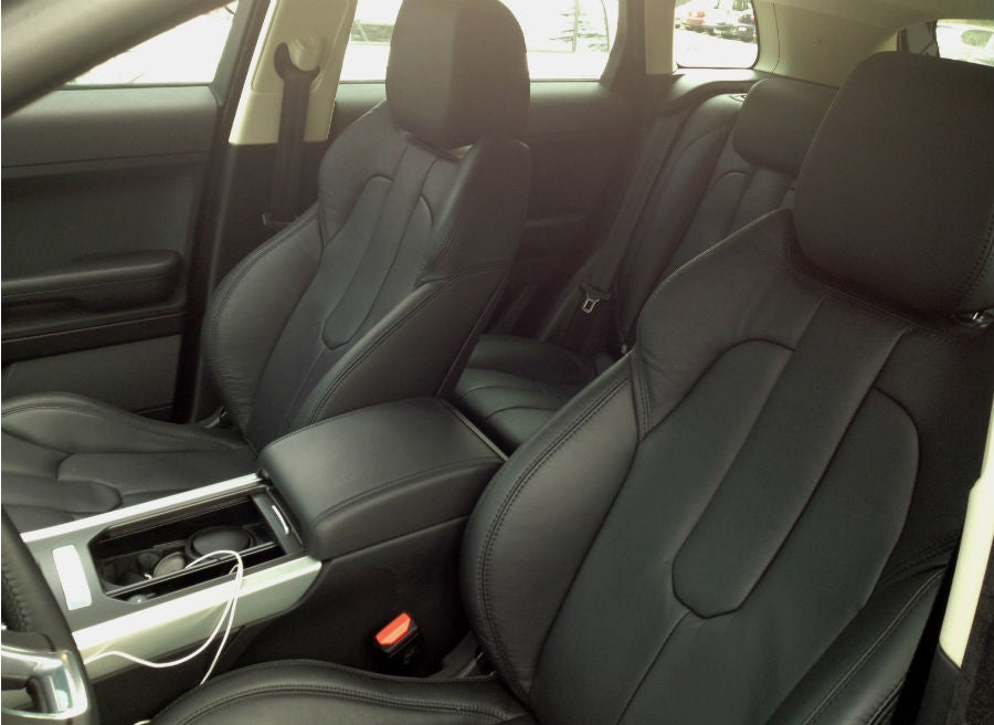 Range Rover Evoque El espacio disponible es suficiente para cinco ocupantes.