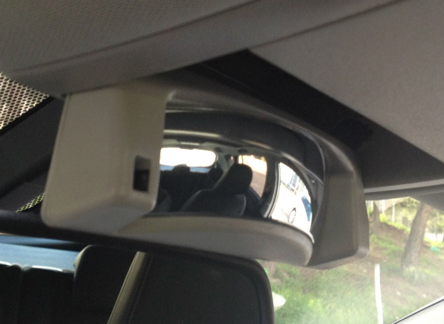 Toyota Verso Este espejo retrovisor adicional nos permitirá controlar lo que sucede en la parte de atrás del Verso sin darnos la vuelta.