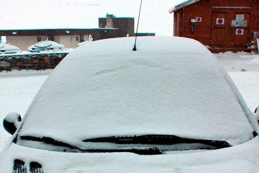 Cómo quitar el hielo del parabrisas Cómo quitar el hielo del parabrisas