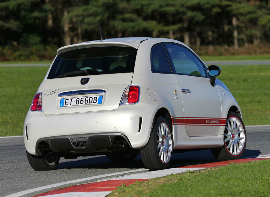 Abarth 595 50 aniversario El precio del Abarth 595 50 aniversario en España es de 35.590 euros.