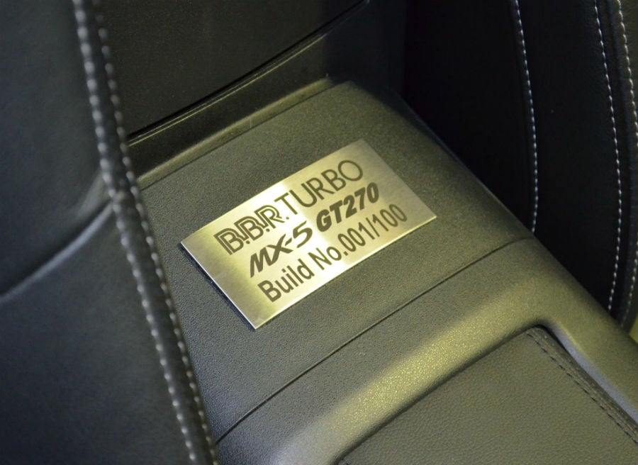 Mazda MX-5 GT270 Una placa numerada situada en el interior del MX-5 marca la unidad de la serie limitada de cada uno de los coches fabricados.