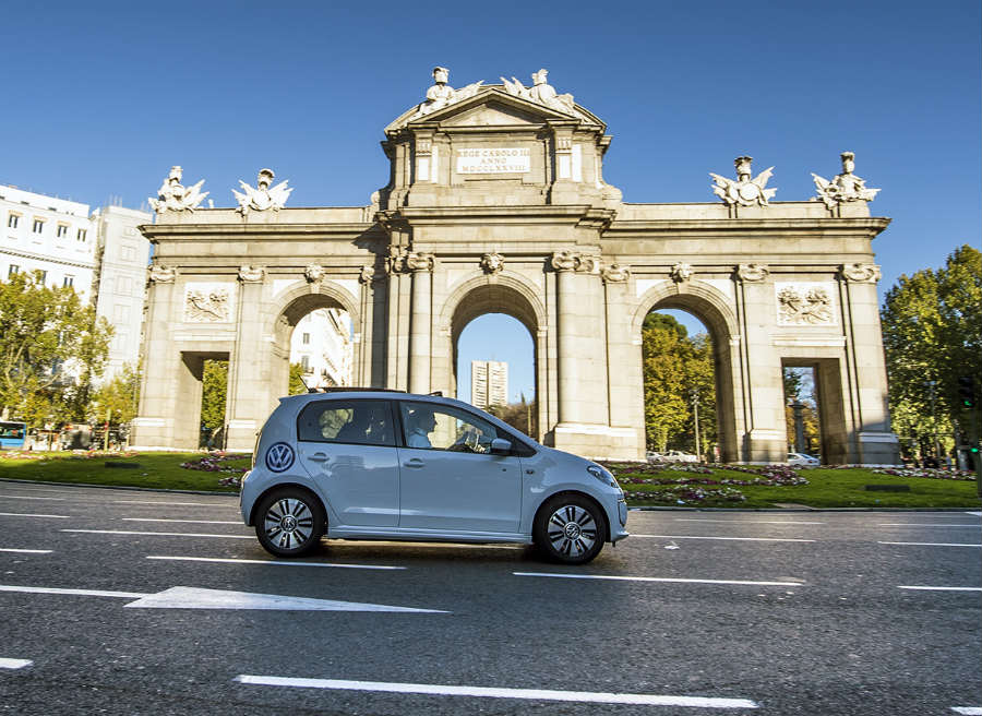 Volkswagen e-Up El Volkswagen e-Up! llama la atención allá por donde va.