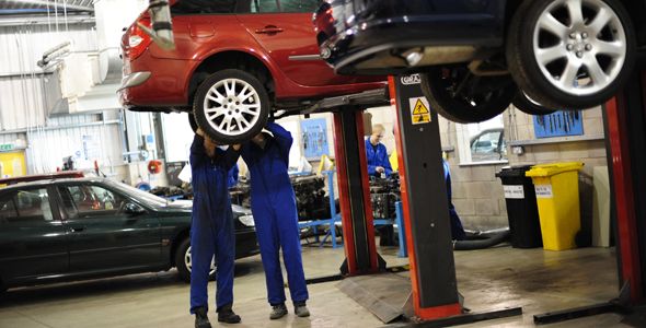Un mal mantenimiento del coche puede costar 4.000 euros anuales Un mal mantenimiento del coche puede costar 4.000 euros anuales