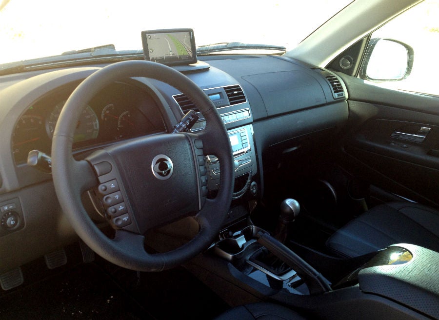 SsangYong Rexton El interior del SsangYong Rexton tiene algunos elementos que necesitan modernizarse.