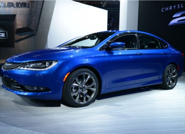 Chrysler 200 El nuevo Chrysler 200 presume de ser un coche divertido y eficaz.