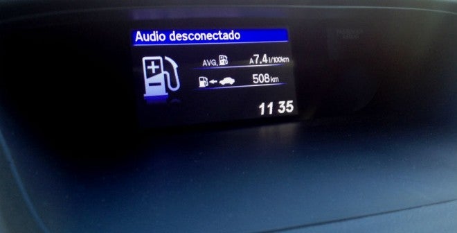 Honda CR-V La pantalla del ordenador de a bordo está situada justo encima de la consola central, y orientada hacia el conductor.