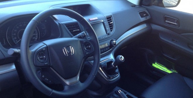 Honda CR-V Lo único que no convence del interior del Honda CR-V es la posición de la palanca de cambios, al estilo de una furgoneta.