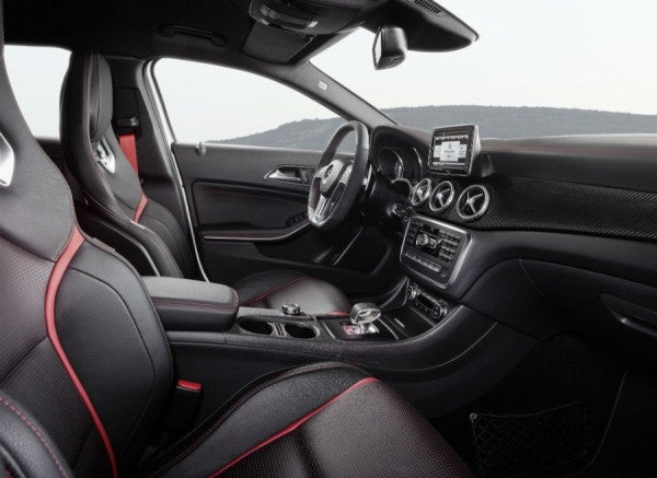 Mercedes GLA 45 AMG El interior del Mercedes GLA 45 AMG es tan o más espectacular que el exterior.