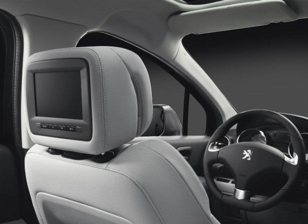 Peugeot 3008 Las pantallas de entretenimiento situadas tras los asientos delanteros serán unas fuertes aliadas contra el aburrimiento de los más pequeños.