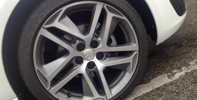 Peugeot 308 Las llantas de esta versión del Peugeot 308 le aportan un toque extra de deportividad, a pesar de contar con un motor más orientado al uso diario y convencional.