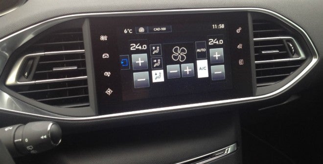 Peugeot 308 La pantalla táctil, desde donde controlaremos todos los parámetros del coche, se integra perfectamente en el salpicadero en medio de un elegante hexágono.