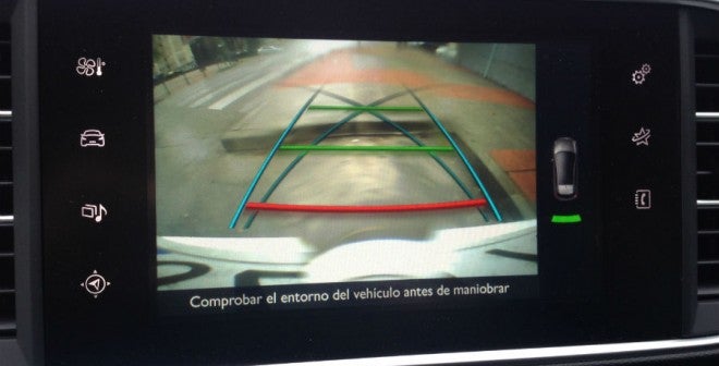 Peugeot 308 La cámara de visión trasera es una gran ayuda a la hora de aparcar en lugares complicados.