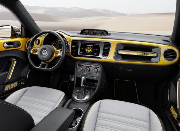 VW-Beetle-Dune-7 El interior es llamativo y cuenta con detalles exclusivos.