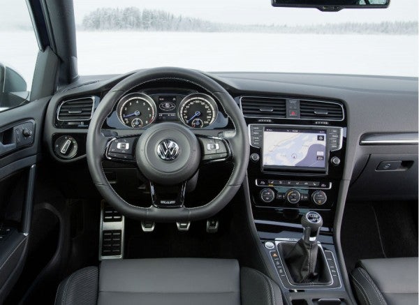 VW Golf R Ciertos detalles deportivos son los que diferencian el interior del Golf R respecto del de la versión convencional.