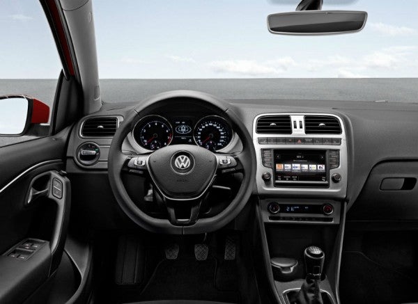 VW Polo El Polo cuenta con un nuevo volante más estilizado.