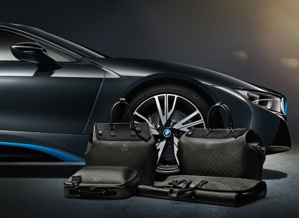 BMW i8 Louis Vuitton El juego de maletas de Louis Vuitton para el BMW i8 estará disponible desde el 1 de abril.