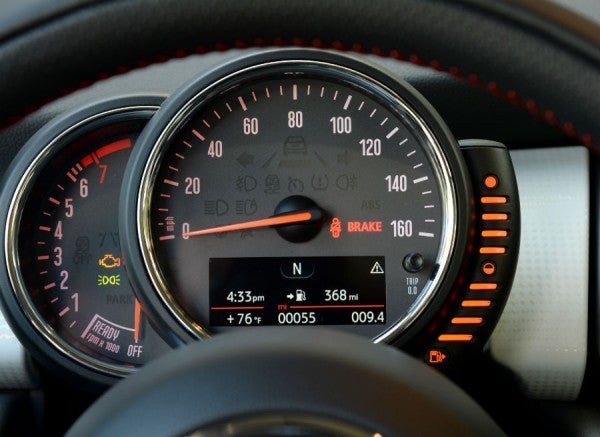 Mini El velocímetro se instala en el cuadro de mandos, una posición más lógica que la que tenía hasta ahora.